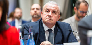 Guvernare cu scandal