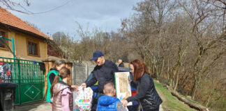 Zeci de copii din Schela s-au bucurat de darurile caravanei „Gorjeanul”