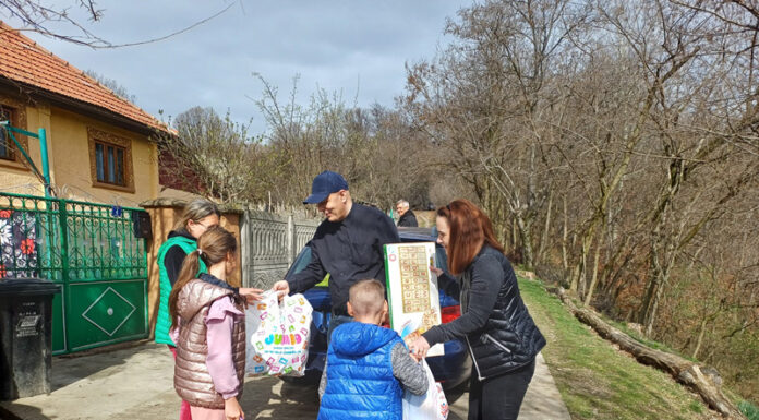 Zeci de copii din Schela s-au bucurat de darurile caravanei „Gorjeanul”