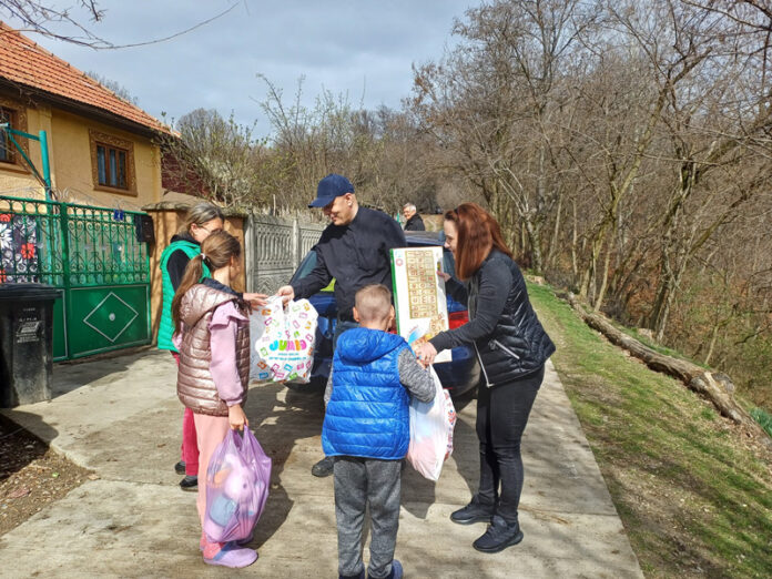 Zeci de copii din Schela s-au bucurat de darurile caravanei „Gorjeanul”