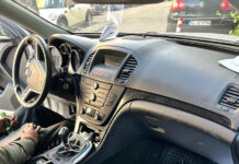 Hoț reținut după ce a adormit în mașina din care voia să fure