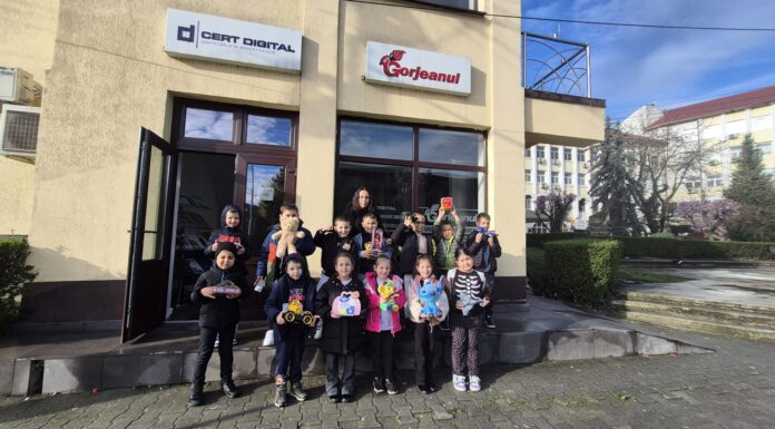 Micii elevi de la „Săvoiu” au donat jucării în campania „Gorjeanul”
