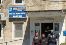 Dolari îngropați în fața unui bloc din Motru! Doi bărbați au ajuns în arest