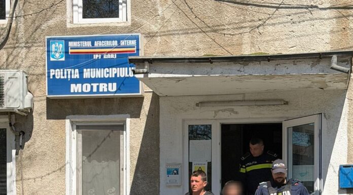 Dolari îngropați în fața unui bloc din Motru! Doi bărbați au ajuns în arest