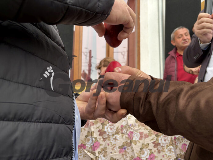 Concurs de ciocnit ouă de gâscă la Baia de Fier! Campionul a recidivat!