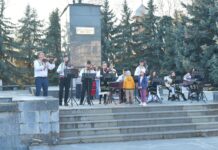 Omul din Rădineşti…cu simfonia, a cucerit pentru o zi Bănia -Profesorul dr. Constantin Arcuş, cu talentaţii săi «muzicieni» şi iubitori de «simfonii» ale sufletului au încântat şi au cucerit pentru o zi Craiova!