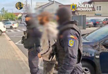 VIDEO: 13 persoane reținute după perchezițiile făcute la gruparea care vindea droguri elevilor