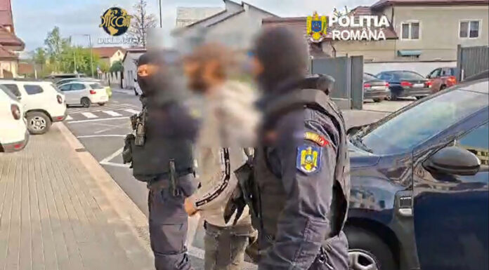 VIDEO: 13 persoane reținute după perchezițiile făcute la gruparea care vindea droguri elevilor