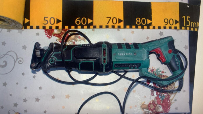 Percheziție la locuința unui bărbat din Târgu-Jiu, încheiată cu reținerea lui