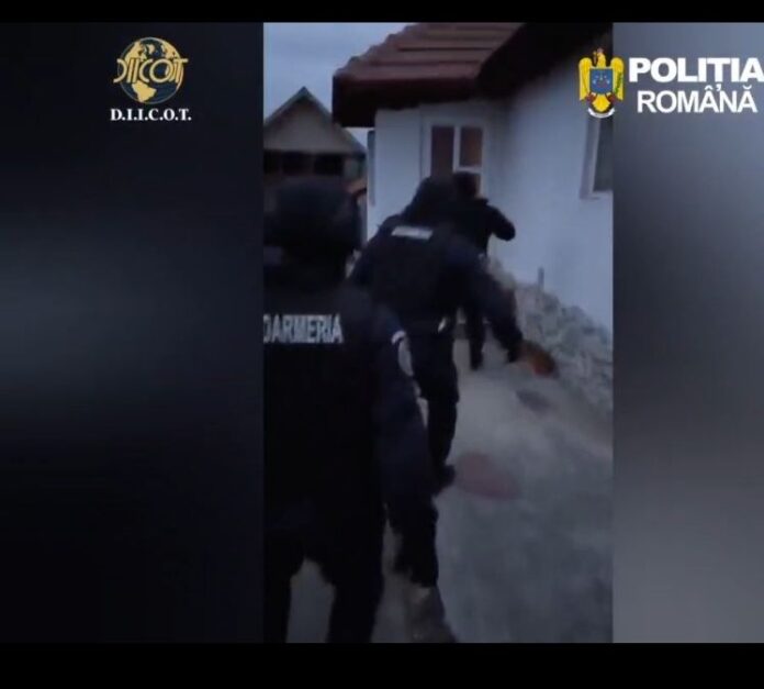 VIDEO: Percheziții în Gorj, la o grupare care vindea droguri elevilor de 15 ani, cu 100 lei gramul