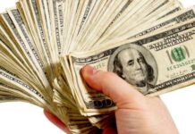 Dolari îngropați în fața unui bloc din Motru! Doi bărbați au ajuns în arest