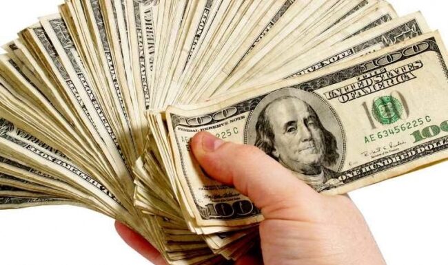 Dolari îngropați în fața unui bloc din Motru! Doi bărbați au ajuns în arest