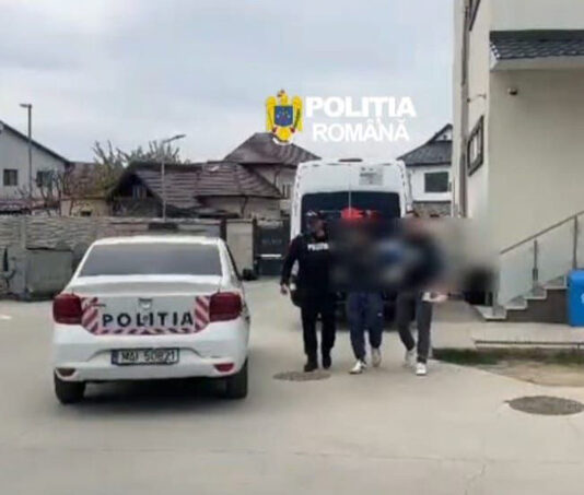 VIDEO: Tânăr reținut după ce a scos din funcțiune sistemul video și a furat banii din seiful unui magazin