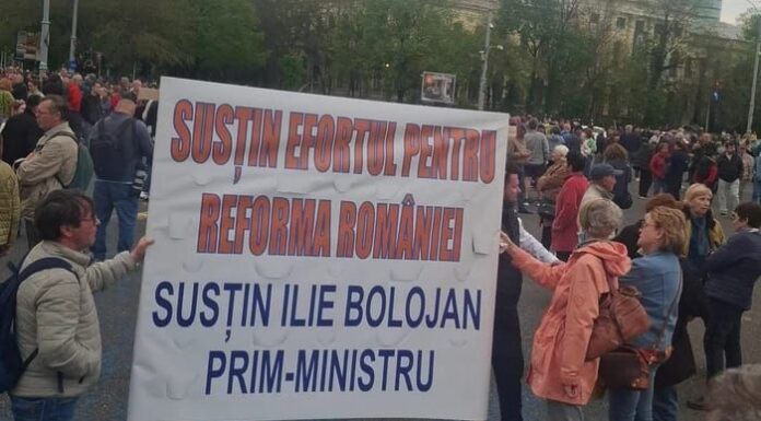 Piața Victoriei, între susținere și huiduieli. Cine l-a apărat, de fapt, pe Bolojan?
