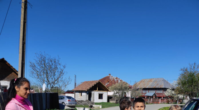 Caravana „Gorjeanul”, la copiii din Drăguțești, în Miercurea Mare