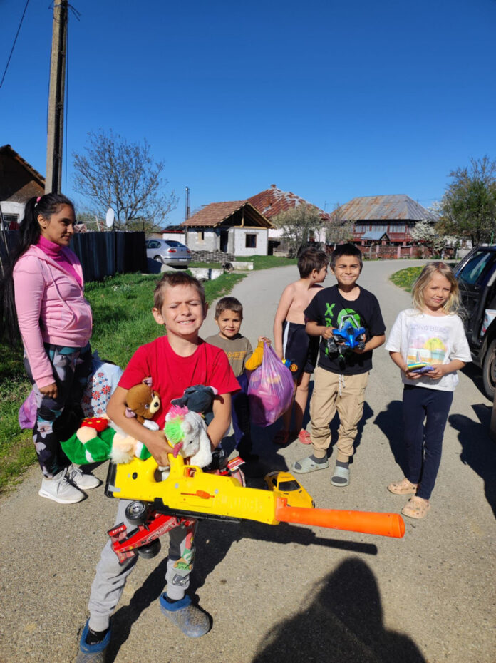 Caravana „Gorjeanul”, la copiii din Drăguțești, în Miercurea Mare