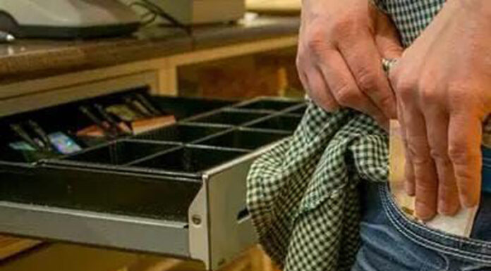 Adolescent de 15 ani, cercetat pentru furt