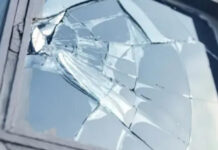 Târgujian dus în arest, după ce a spart un geam de supărare că vecina face gălăgie