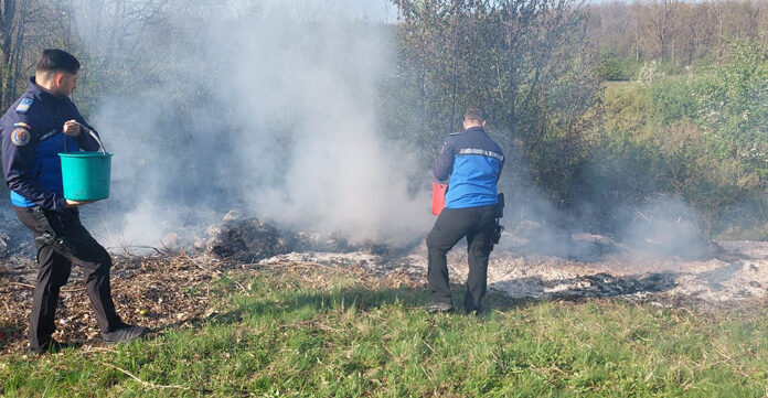 VIDEO: Jandarmii din Runcu, în acțiune pentru stingerea unui incendiu din apropierea unei biserici