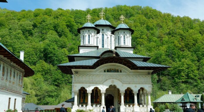 Sfânta Mânăstire Lainici din județul Gorj, gazdă a unui Simpozion Național Studențesc