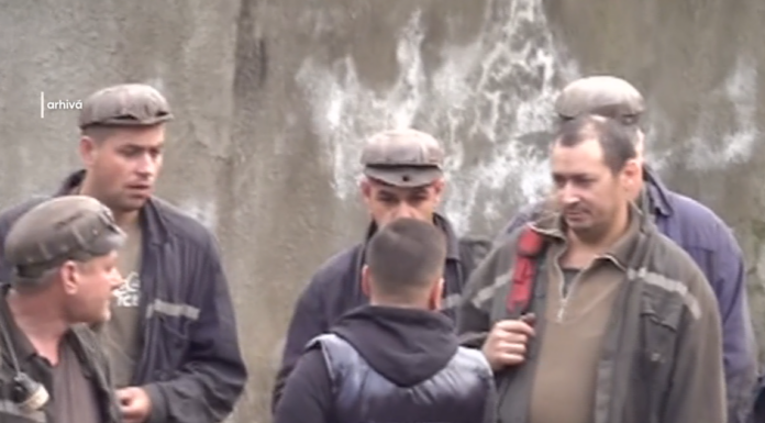 Peste 100 de mineri refuză să mai coboare în subteran