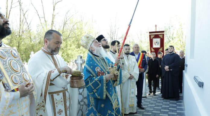 Sute de credincioși la resfințirea bisericii din Pocruia