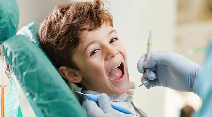 Copiii și vizita la dentist: cum transformi experiența într-una pozitivă