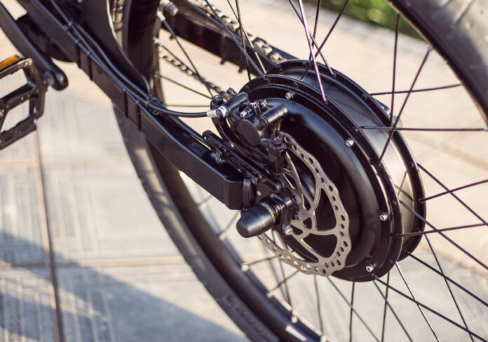 Tânăr de 18 ani, cercetat după ce a furat o bicicletă din scara unui bloc din Bâlteni