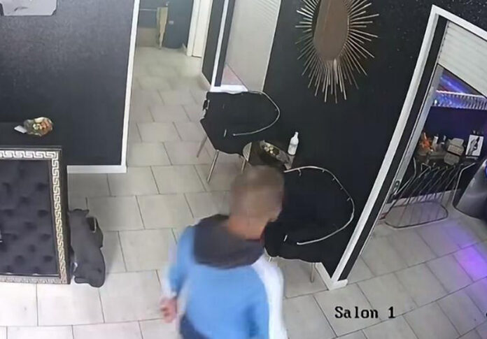Târgujian reținut după ce a fost filmat în timp ce fura bani, într-un salon de înfrumusețare