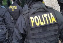Trei persoane, arestate pentru pornografie infantilă și coruperea sexuală a minorilor abordați prin chatul unui cunoscut joc pentru copii