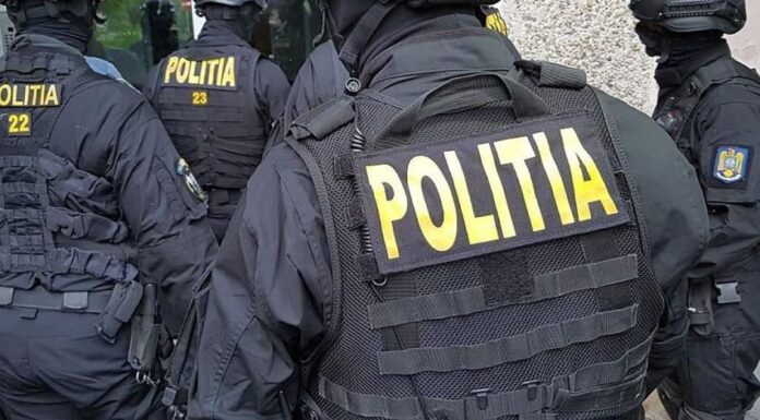 Trei persoane, arestate pentru pornografie infantilă și coruperea sexuală a minorilor abordați prin chatul unui cunoscut joc pentru copii