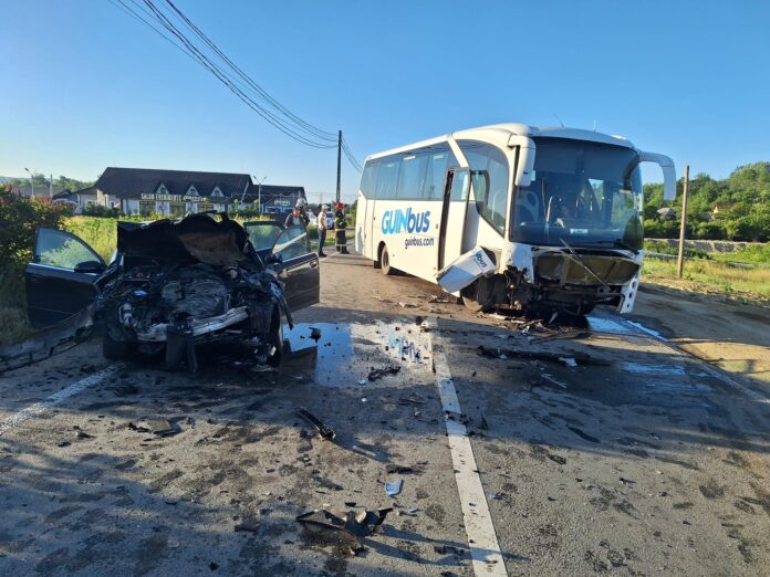 Accident pe drumul spre Severin. Un șofer ar fi adormit la volan