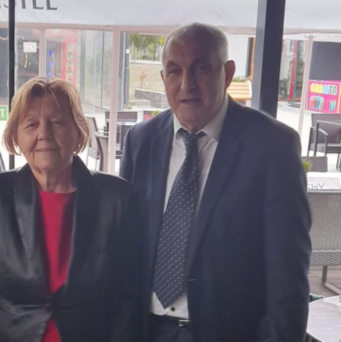 Cartea unui poet «licenţiat în iubirea» care nu se mai stinge – «75 de ani de viaţă în 75 de poeme de iubire, din care 45 împreună cu soţia Lidia, Mireasa din visurile mele cu care mâine voi călători printre îngeri şi stele!»