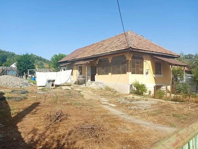 Casă dintr-o comună din Gorj, vândută de ANAF cu tot cu probleme: fără cadastru și încă locuită