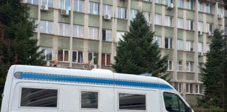 Decizia magistraților pentru cei doi muncitori reținuți după ce și-au lovit un coleg cu cuțitul