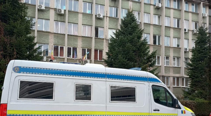 Decizia magistraților pentru cei doi muncitori reținuți după ce și-au lovit un coleg cu cuțitul