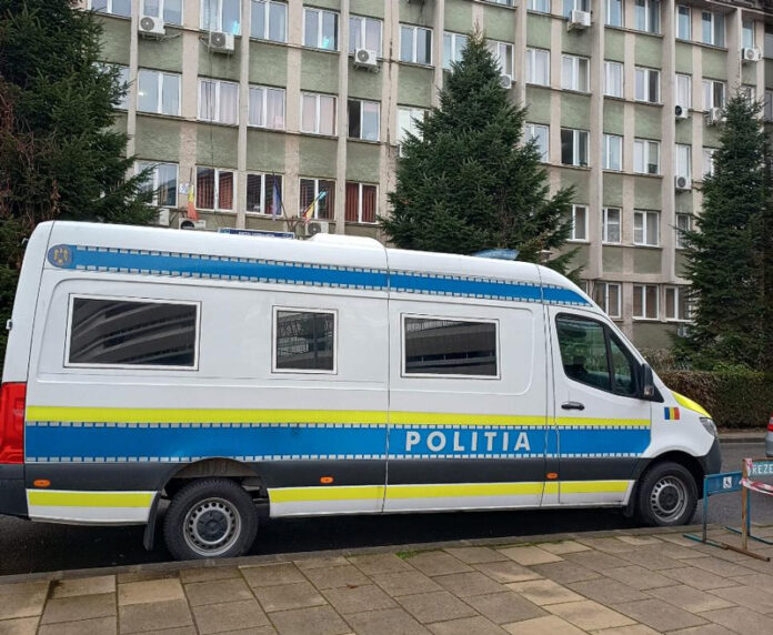 Decizia magistraților pentru cei doi muncitori reținuți după ce și-au lovit un coleg cu cuțitul