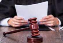 Cei doi bărbați care și-au lovit vecinul cu o cheie metalică în cap, puși sub control judiciar