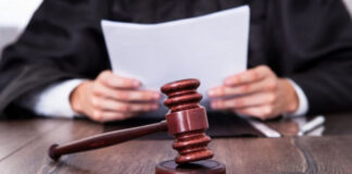 Cei doi bărbați care și-au lovit vecinul cu o cheie metalică în cap, puși sub control judiciar