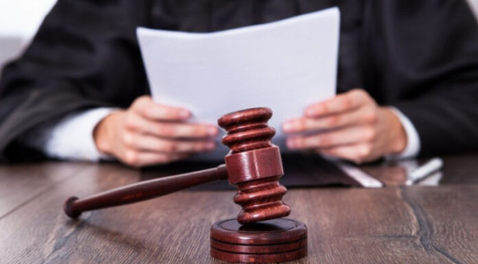 Cei doi bărbați care și-au lovit vecinul cu o cheie metalică în cap, puși sub control judiciar