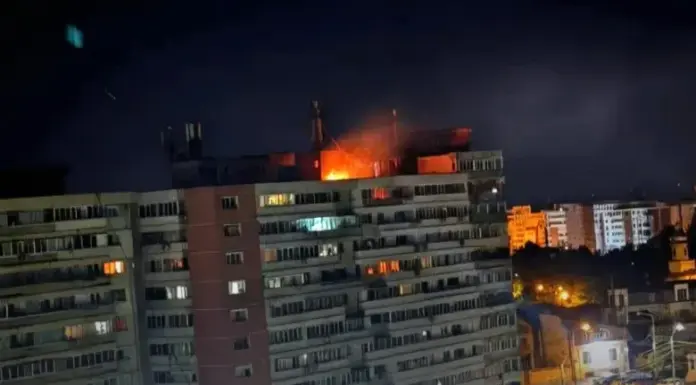 O dronă rusească a lovit un bloc din Galați