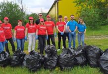 Studenții de la UCB, ADIS Gorj și voluntarii au ecologizat un cartier din Târgu Jiu