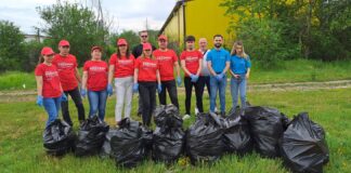 Studenții de la UCB, ADIS Gorj și voluntarii au ecologizat un cartier din Târgu Jiu