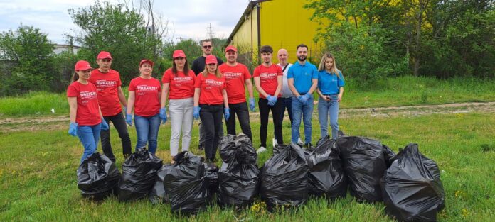 Studenții de la UCB, ADIS Gorj și voluntarii au ecologizat un cartier din Târgu Jiu