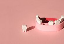 Implant dentar sau proteză. Ce variantă ți se potrivește?