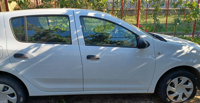 O Dacia Sandero și un teren de peste 8.000 mp, scoase la mezat de Fiscul din Gorj