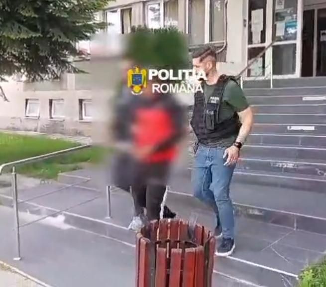 VIDEO: Elev din Tismana, arestat după ce și-a tăiat colega cu un cuțit