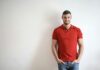 Ce trebuie să știi înainte să cumperi un tricou nou: ghidul bărbatului pragmatic