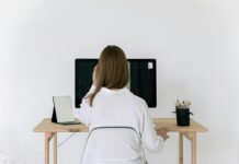 Lucrezi mult la calculator? Cum să îți protejezi creierul de oboseala cognitivă