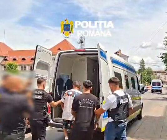 Arestați după ce au intrat peste o familie din Jupânești
